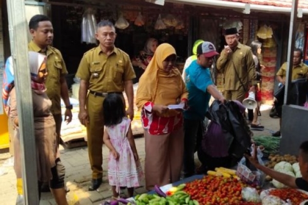 Kepala Desa Kresek Pinta Pedagang Maupun Pembeli Di Pasar Kresek Jaga Kebersihan